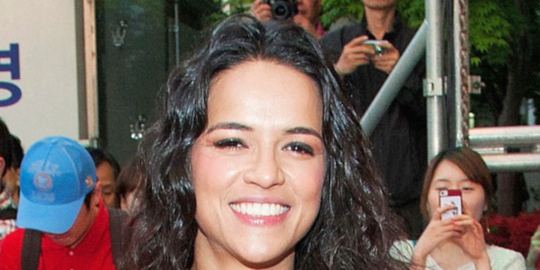 ular garajlar orqasiga siyadilar Juda yosh anal teshiklari